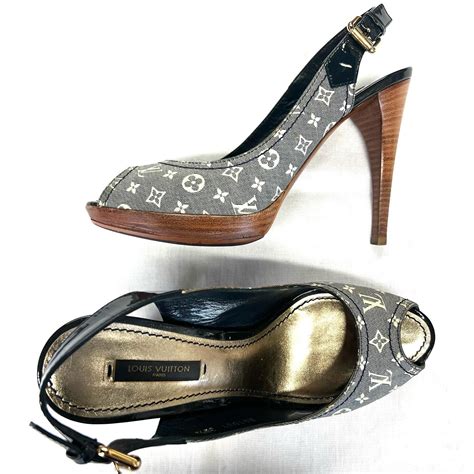 louis vuitton logo shoes|louis vuitton logopedia.